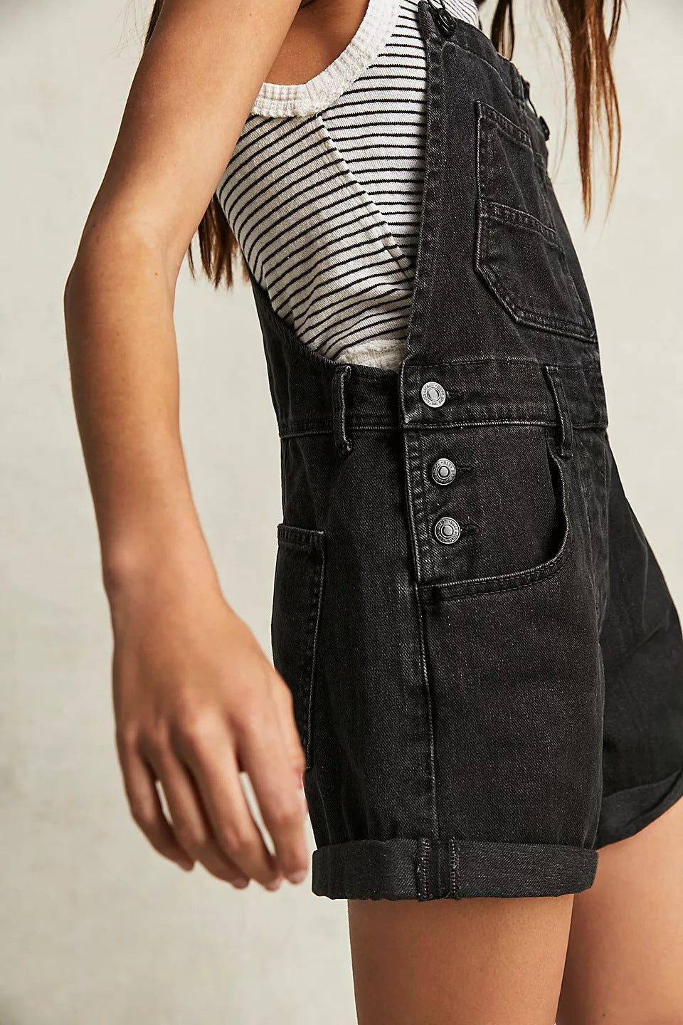 Short Denim à Bretelles Ajustables avec Poches Fonctionnelles pour Femme - Noir
