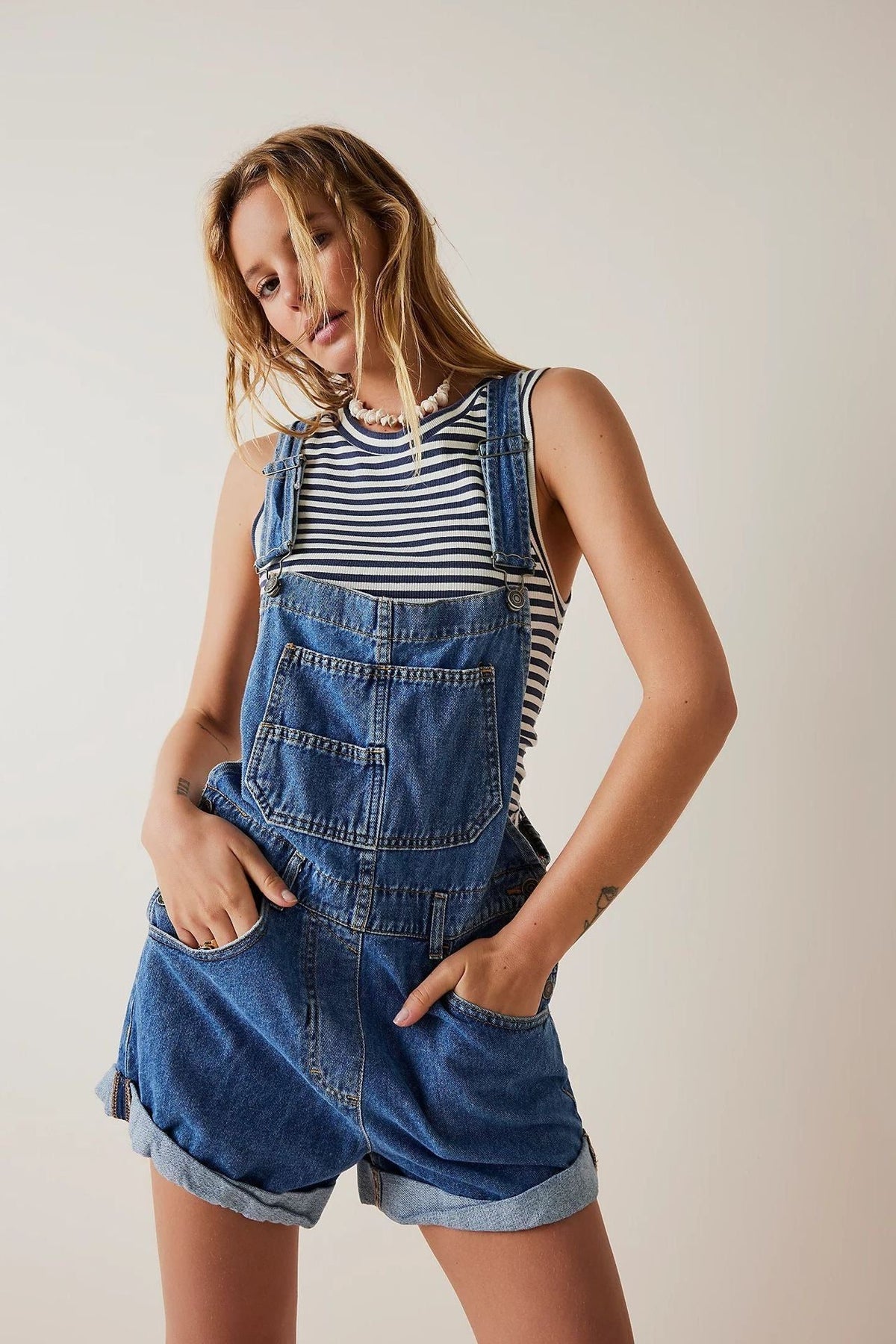Short Denim à Bretelles Ajustables avec Poches Fonctionnelles pour Femme - Bleu foncé
